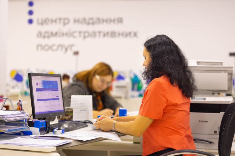 Від початку 2023 року у ЦНАПах Дніпропетровщини надали понад 715 тисяч адмінпослуг: які найпопулярніші