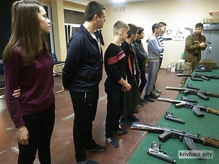 Безопасное поведение с оружием: в Кривом Роге в одной из школ прошел тренинг