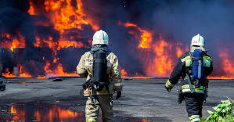 Пожарные Кривого Рога боролись с огнем на складе горюче-смазочных материалов