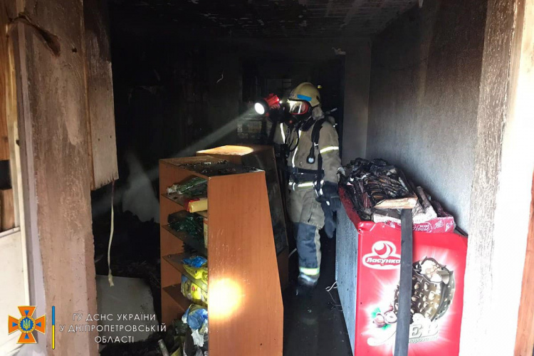 У Саксаганському районі рятувальники загасили пожежу в продуктовому магазині