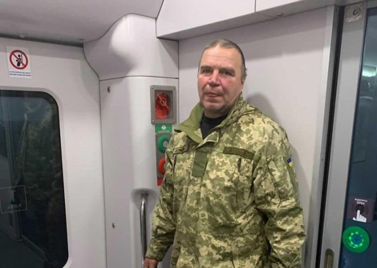 Скандал у поїзді: військового, який їхав з Дніпра, вигнали в тамбур через «поганий запах»