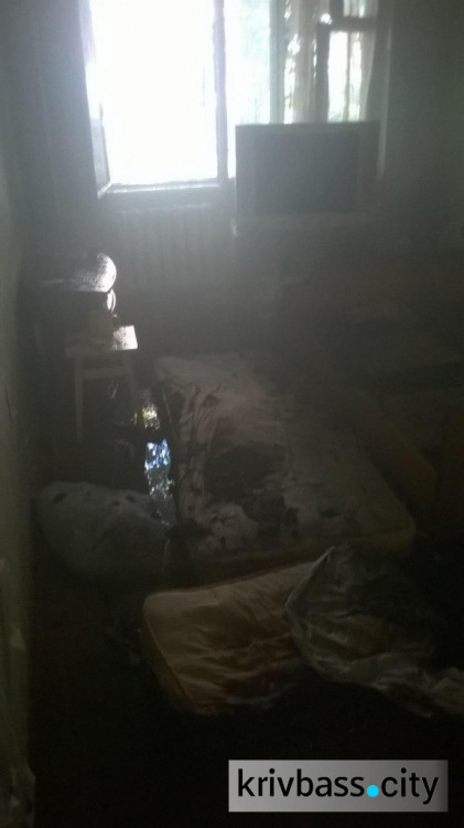 В Кривом Роге из пылающей многоэтажки спасли 58-летнего мужчину (ФОТО)