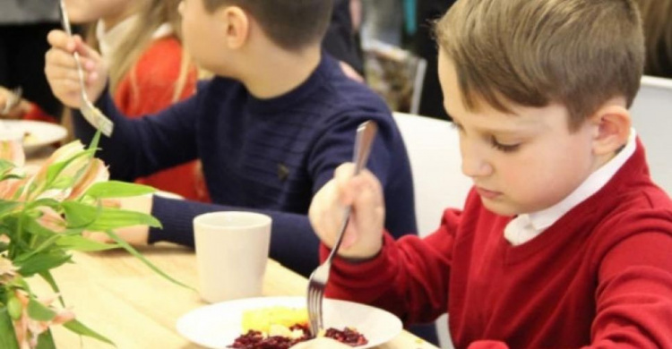 Нові правила харчування у школах: чим заборонено годувати дітей