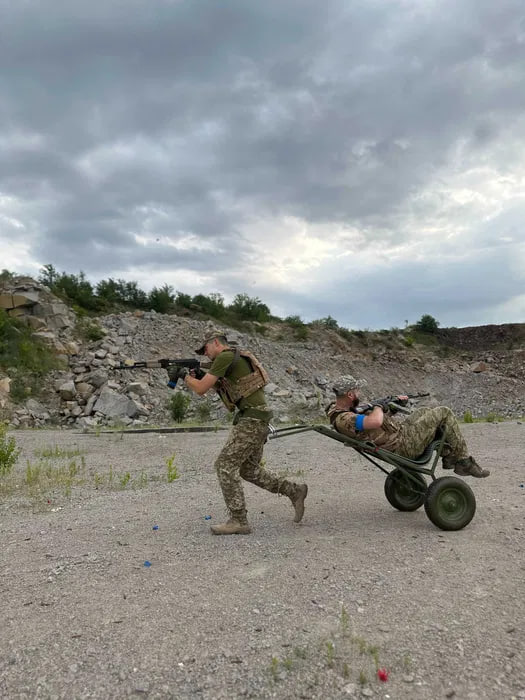 "Нова кравчучка" на передовій: батальйон Арей з Кривого Рогу отримав тактичні візки для евакуації поранених
