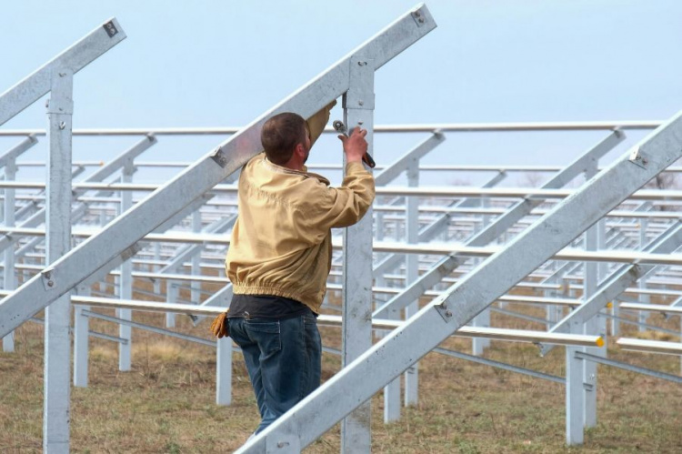 Как проходит строительство мощной солнечной электростанции под Кривым Рогом