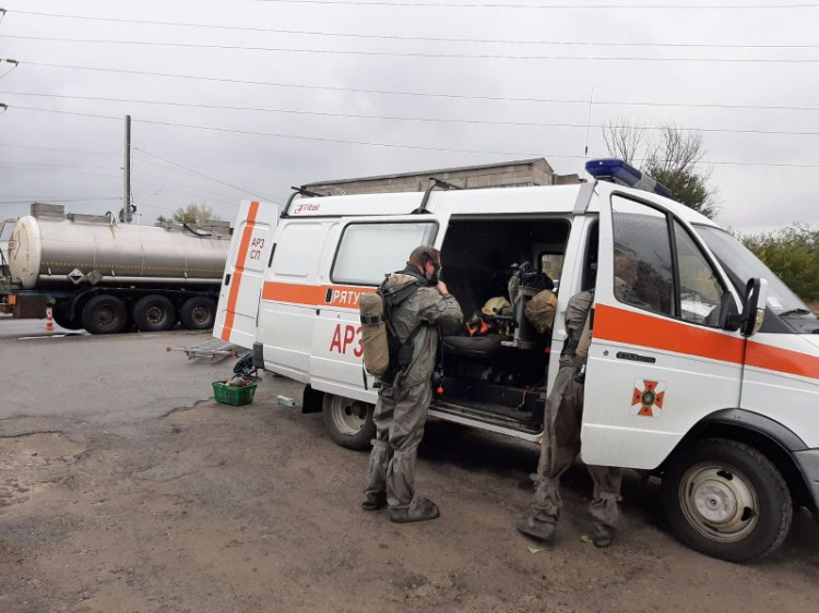 На Днепропетровщине спасатели ликвидируют последствия вытекания из цистерны неизвестного вещества (фото)