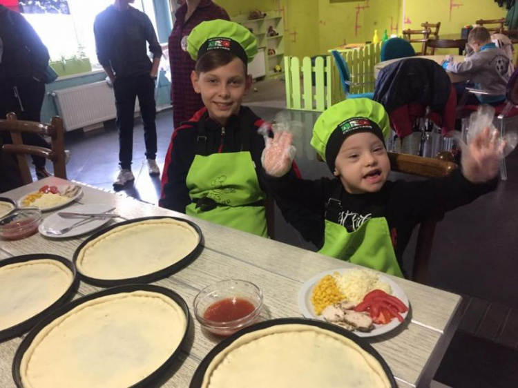 В Кривом Роге "солнечные" дети учились сами готовить себе пиццу (фото)