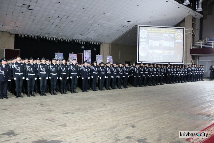В Кривом Роге состоялось торжественное событие: курсантам ДЮИ вручили жетоны сотрудников полиции (ФОТООТЧЕТ)