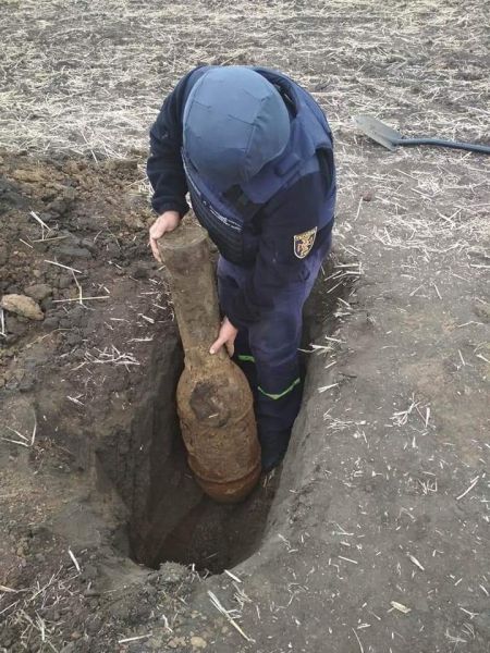 Под Кривым Рогом нашли устаревший реактивный снаряд (фото)