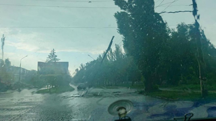В Кривом Роге бушует стихия: улицы затоплены, деревья повалены (фотофакт)