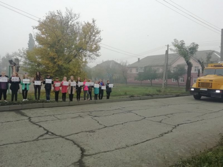 В Кривом Роге ученики одной из школ провели акцию «Безопасная дорога к школе» (фото)