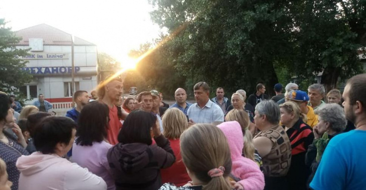 В Кривом Роге народ учинил самосуд над водителем, "протаранившим" строй пикетчиков на улице Гетьманской