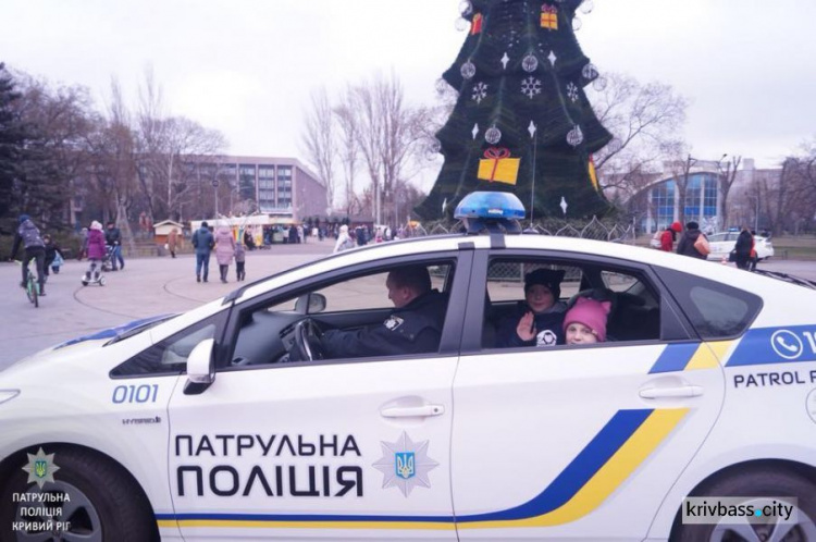 Праздники с пользой для дела: патрульная полиция Кривого Рога напомнила детям о безопасности (ФОТО)