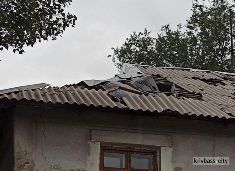 Течёт вода и сыпется потолок: жители дома на Новосибирской месяц живут с разбитой крышей