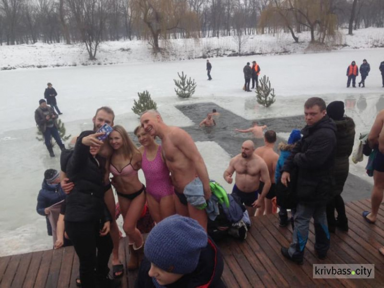 Крещенские купания в Кривом Роге: в парке Мершавцева каждую минуту в прорубь погружаются 10-15 человек (фото, видео)