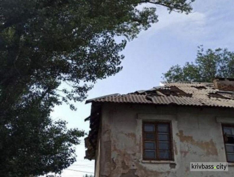 Течёт вода и сыпется потолок: жители дома на Новосибирской месяц живут с разбитой крышей