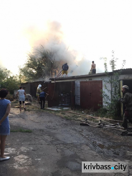 В Кривом Роге произошел пожар по улице Сичеславская (ФОТО)