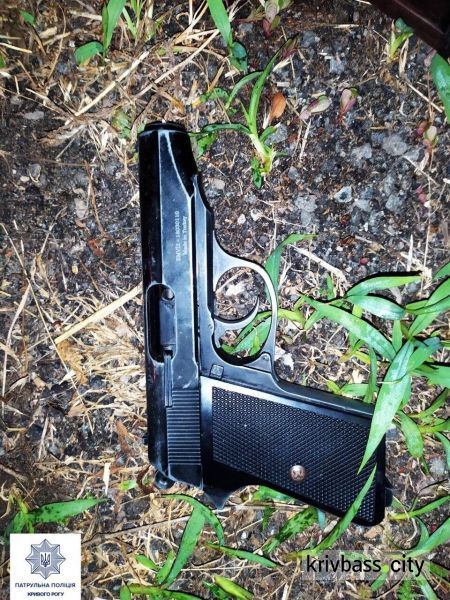 Ночью в Терновском районе мужчина угрожал прохожим пистолетом