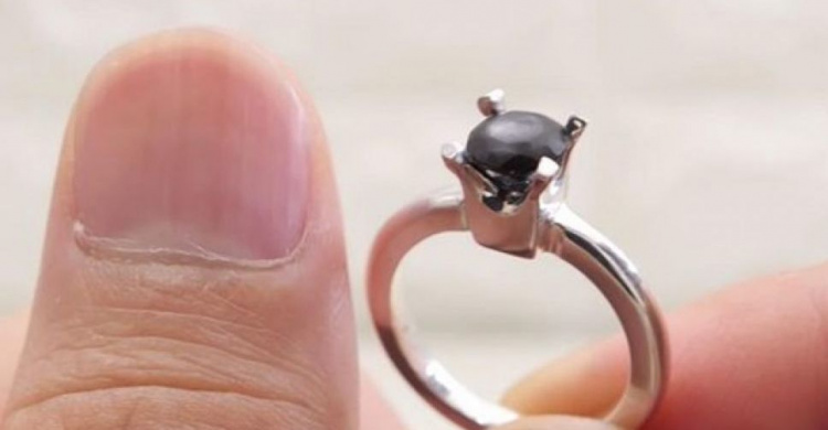 Японец сделал обручальное кольцо из ногтей (ФОТО)