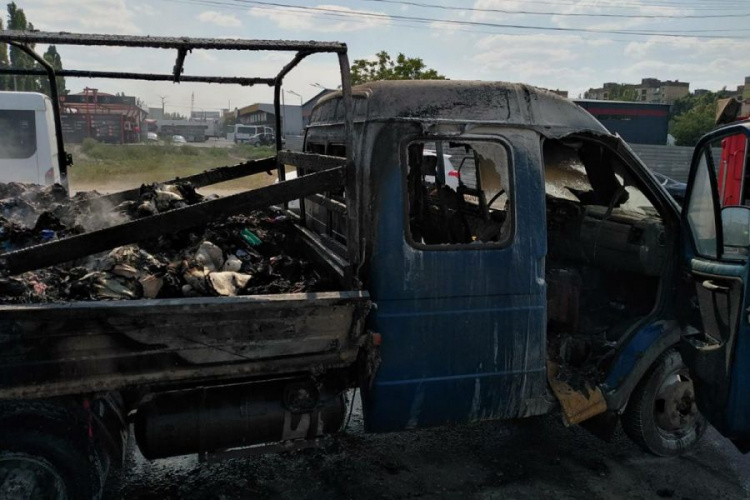 Во время движения на объездной дороге загорелся грузовой автомобиль