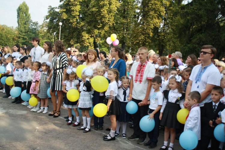 В одной из школ Кривого Рога на праздник отказались от цветов и собрали более 20 000 гривен (фото)