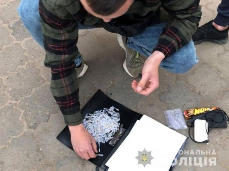 У мешканця Кривого Рогу поліція вилучила більше 200 трубочок із метамфетаміном