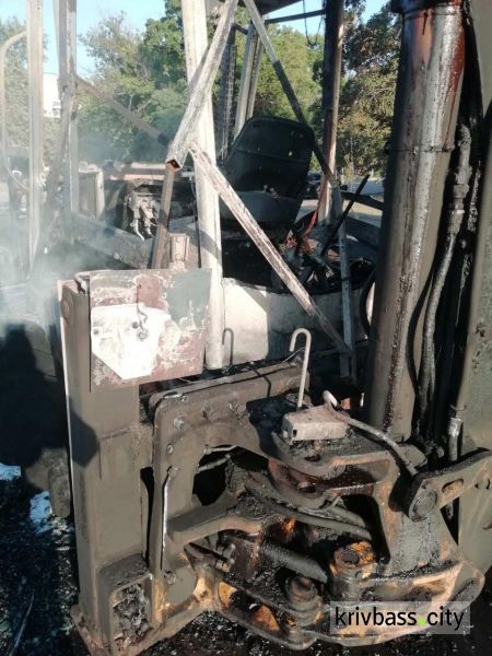 На Никопольском шоссе пожар уничтожил трактор