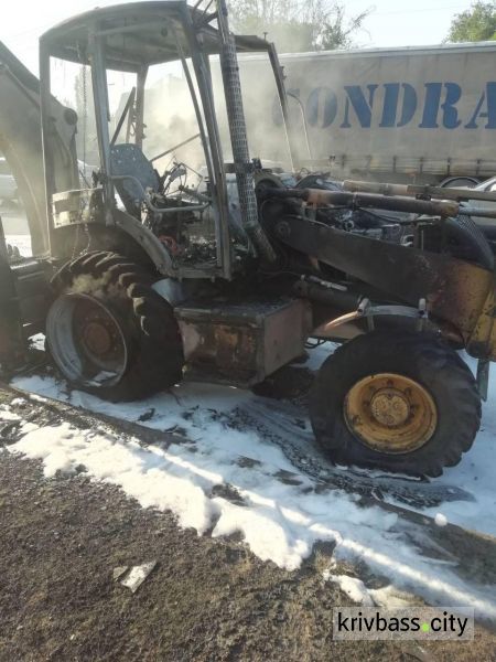 На Никопольском шоссе пожар уничтожил трактор