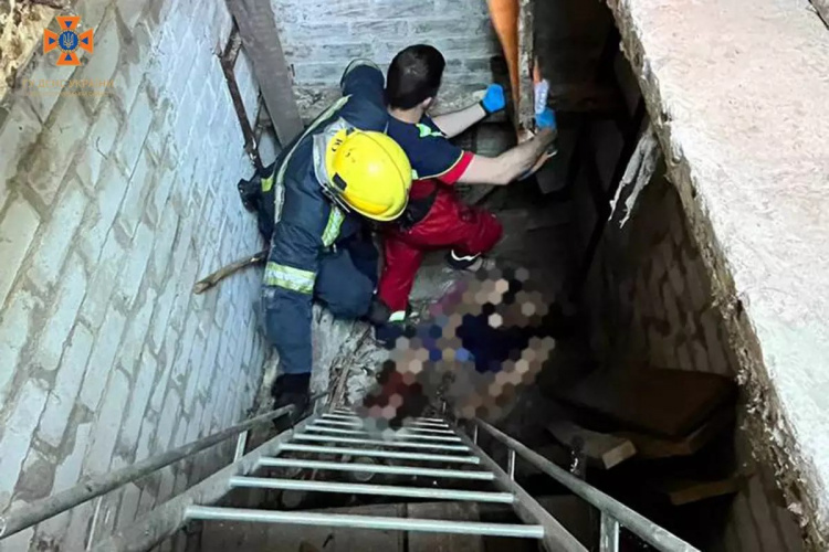 У Центрально-Міському районі жінка впала у підвал та травмувалась – подробиці від рятувальників