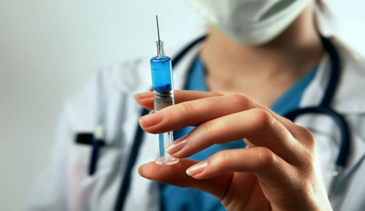 Чи потрібно вакцинуватись від Covid-19, якщо є щеплення від грипу? Роз’яснення МОЗ