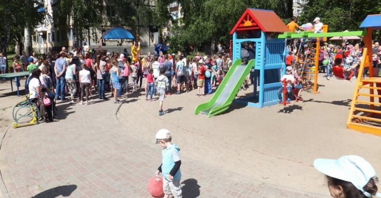 В двух районах Кривого Рога поставили новую детскую площадку и облагородили дворы (ФОТО)