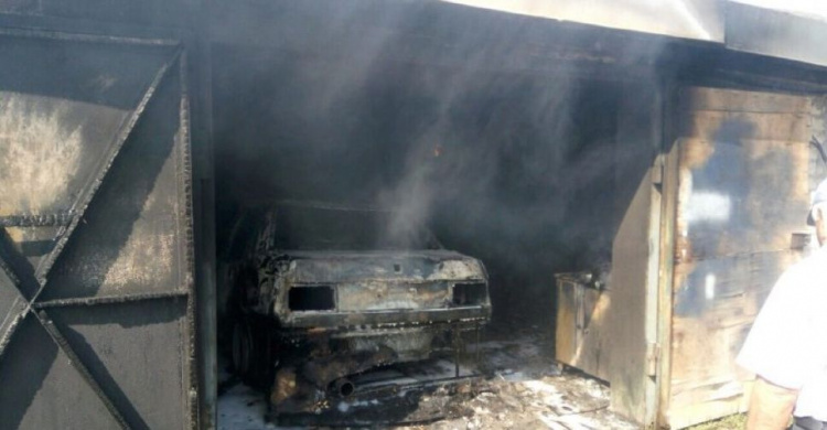 В Кривом Роге за сутки сгорели два автомобиля (фото)