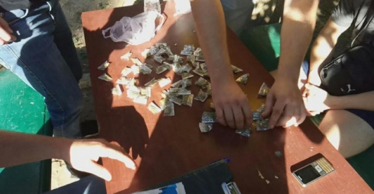Криворожские копы поймали на улице парня с 75 пакетиками марихуаны (ФОТО)
