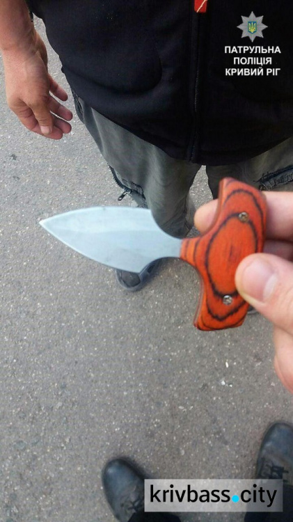 В Кривом Роге патрульные задержали мужчину с ножом (ФОТО)