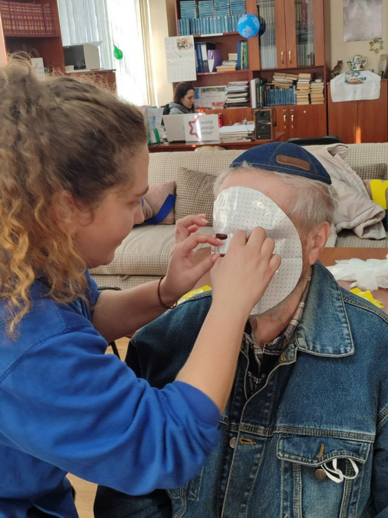 У Кривому Розі волонтери організували виїзний салон краси для бабусь та дідусів (фото) 