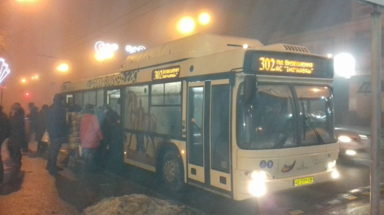 Кто кого: в Кривом Роге рейсовый автобус отбирает пассажиров у коммунального