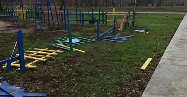 В Кривом Роге вандалы изувечили детскую площадку (фото)