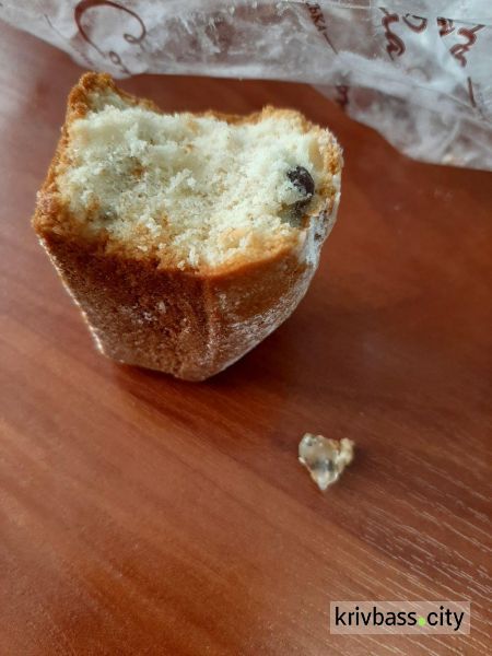 Едва не сломал зуб: житель Кривого Рога нашёл в хлебе кусок стекла