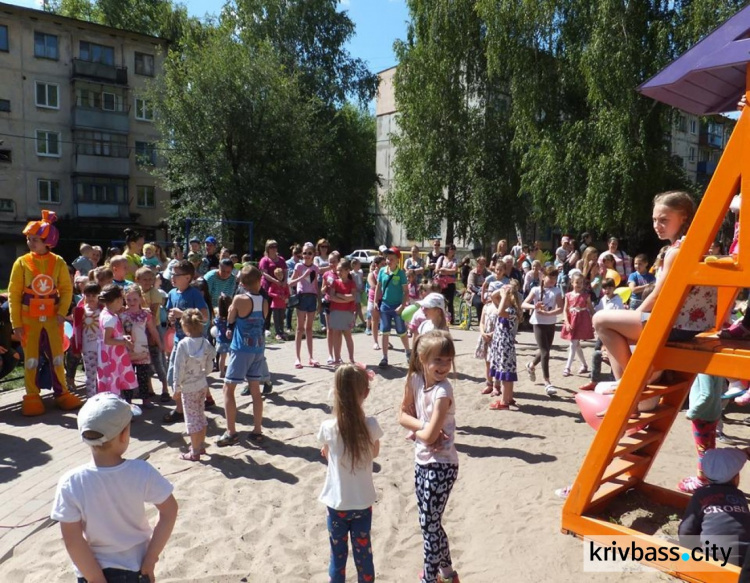 В двух районах Кривого Рога поставили новую детскую площадку и облагородили дворы (ФОТО)