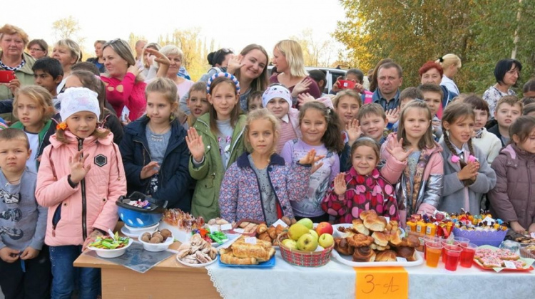Благотворительная ярмарка: в Кривом Роге ребята одной из школ собирали деньги на лечение 4-летней девочки ( фото)