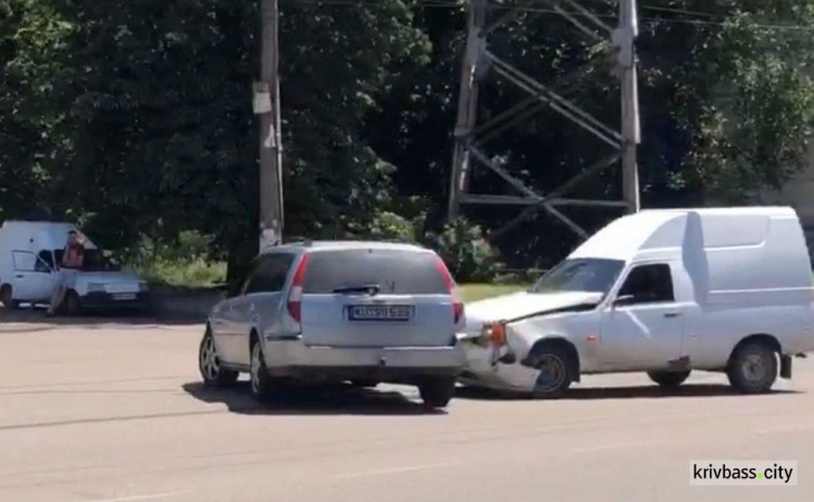 На Волгоградской «Таврия» врезалась в Ford: водителя легковушки госпитализировали