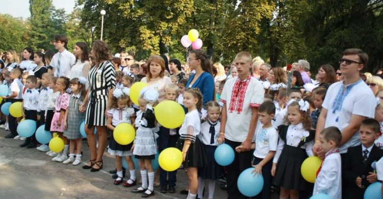 В одной из школ Кривого Рога на праздник отказались от цветов и собрали более 20 000 гривен (фото)