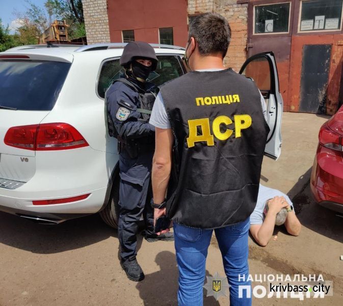 В Кривом Роге за вымогательство 160 тысяч долларов задержали патрульного и депутата района