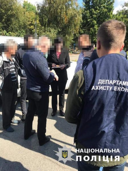Во время получения взятки задержали чиновника райгосадминистрации на Днепропетровщине (фото)