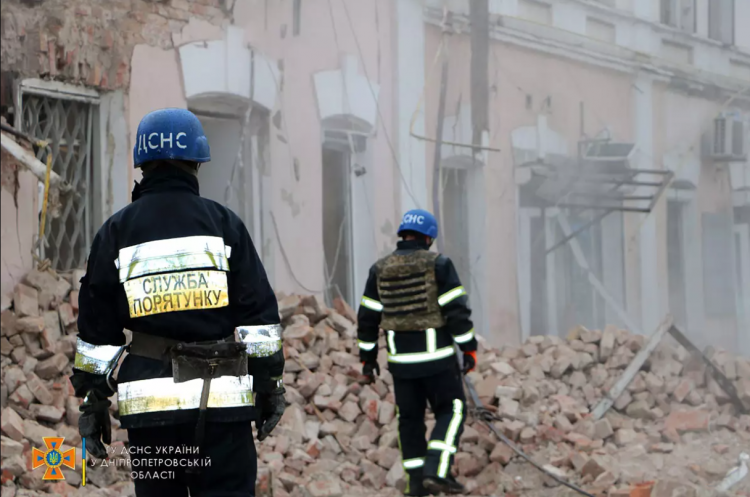 Через удар по Дніпру пошкоджено пів сотні будинків, ліквідація наслідків обстрілу ще триває