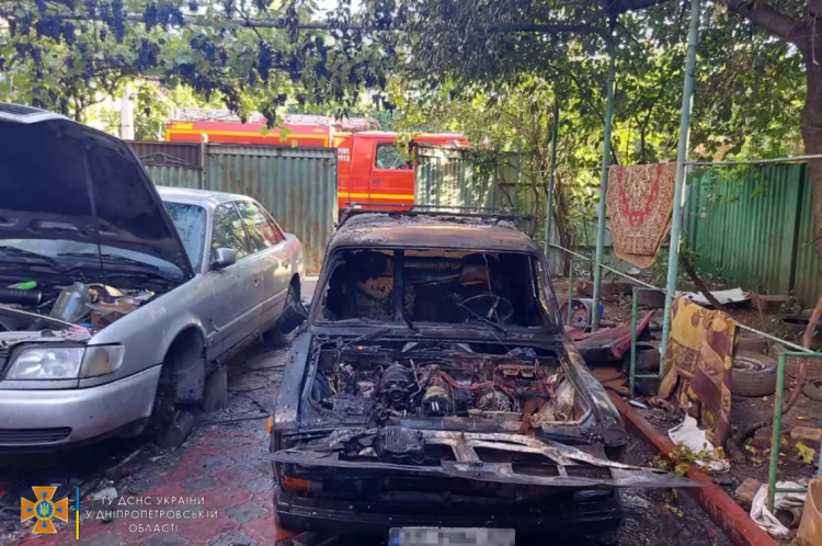 На подвір’ї приватного будинку у Покровському районі спалахнула автівка