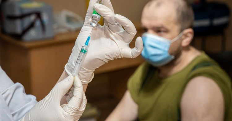 Медичні бригади Дніпропетровщини  вакцинують від COVID-19 військовослужбовців