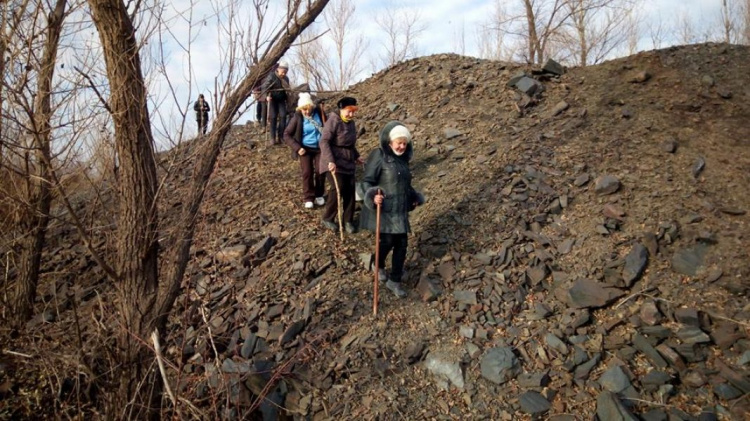 81-летняя жительница Кривого Рога вместе с единомышленниками высаживает лес на отвалах (ФОТО)