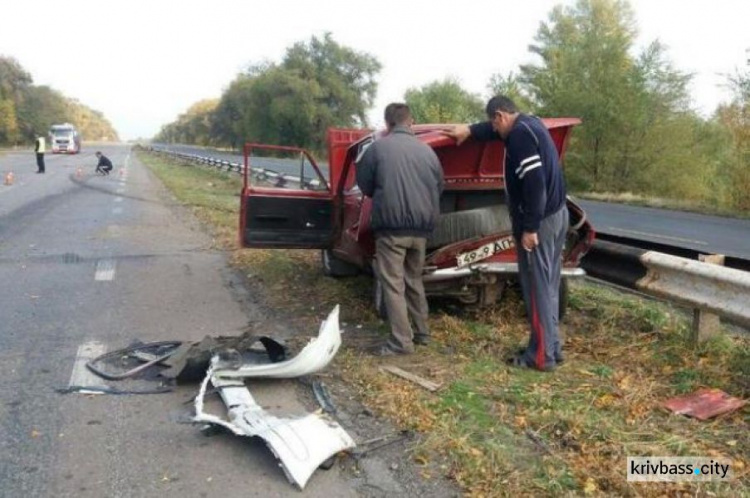 Поблизости Кривого Рога микроавтобус протаранил легковушку, есть пострадавшие (ФОТО)