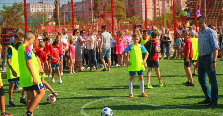 В Кривом Роге появилось новое поле для мини-футбола (фото)